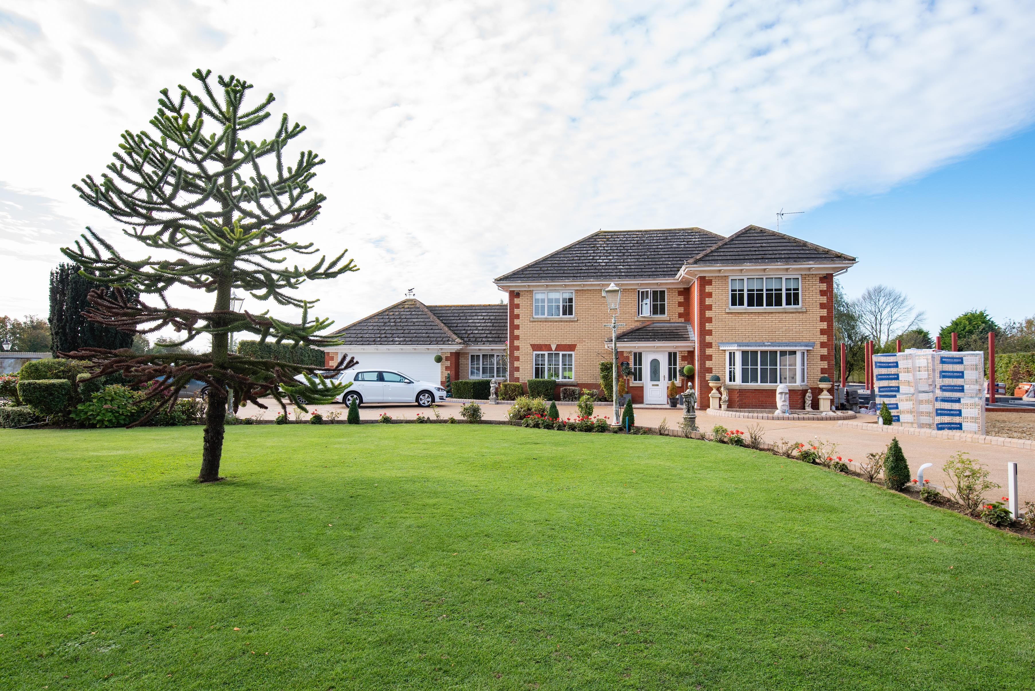 Luxuriously Appointed Four Bedroomed Detached House in 2 Acres of