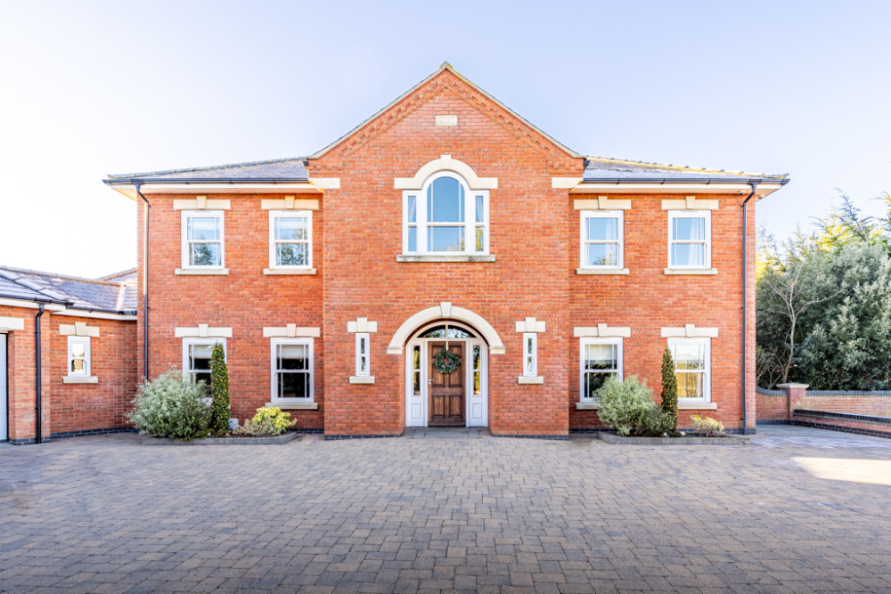 Superb Luxury Executive 5 Bedroomed House For Sale in Desirable