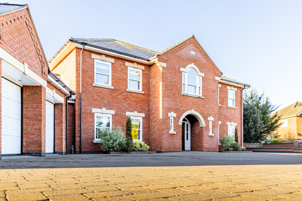 Superb Luxury Executive 5 Bedroomed House For Sale in Desirable