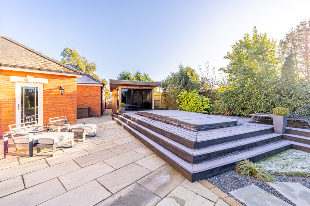 Superb Luxury Executive 5 Bedroomed House For Sale in Desirable