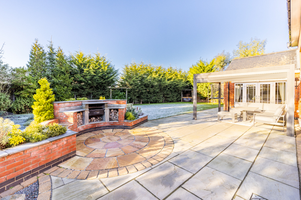 Superb Luxury Executive 5 Bedroomed House For Sale in Desirable