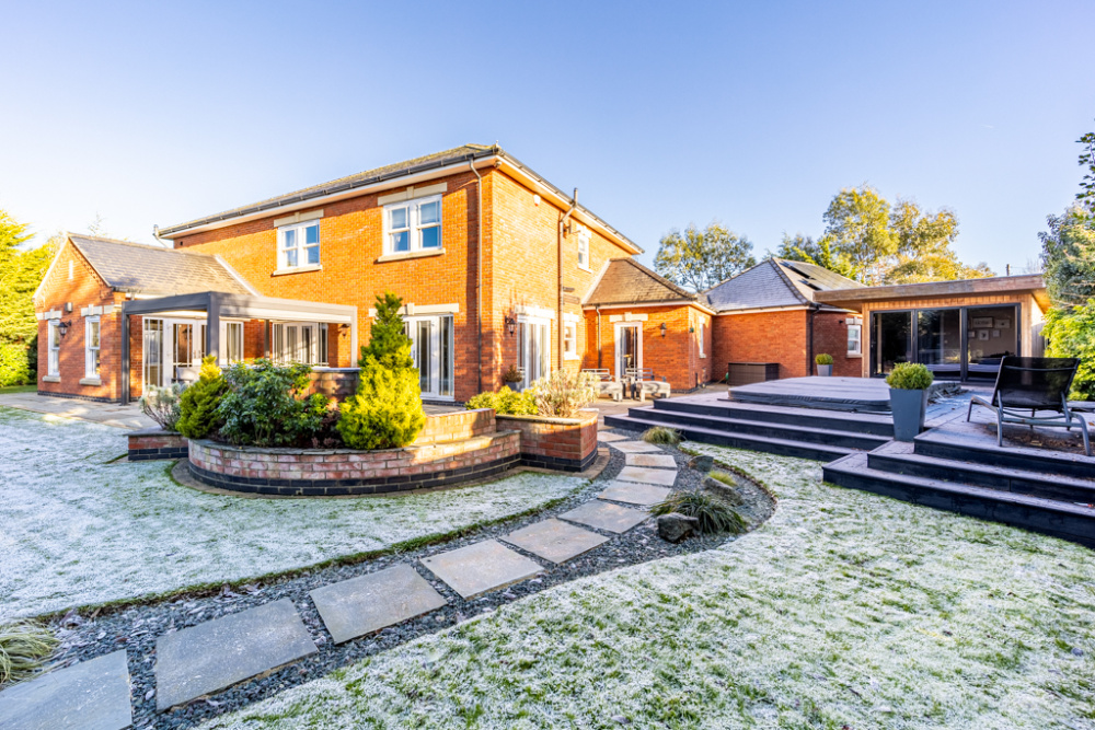 Superb Luxury Executive 5 Bedroomed House For Sale in Desirable