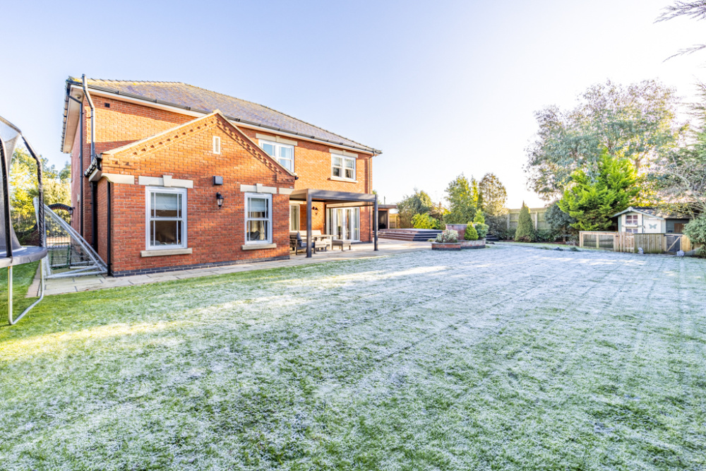 Superb Luxury Executive 5 Bedroomed House For Sale in Desirable