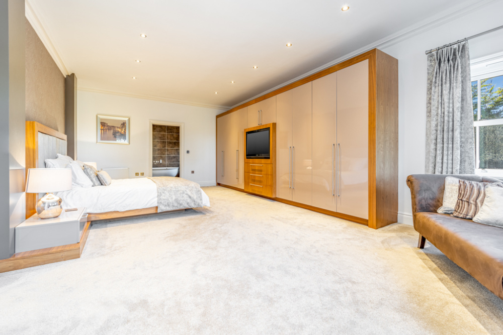 Superb Luxury Executive 5 Bedroomed House For Sale in Desirable