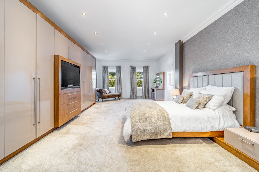 Superb Luxury Executive 5 Bedroomed House For Sale in Desirable