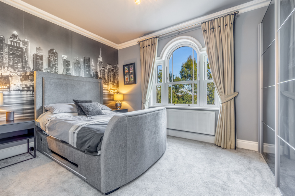 Superb Luxury Executive 5 Bedroomed House For Sale in Desirable