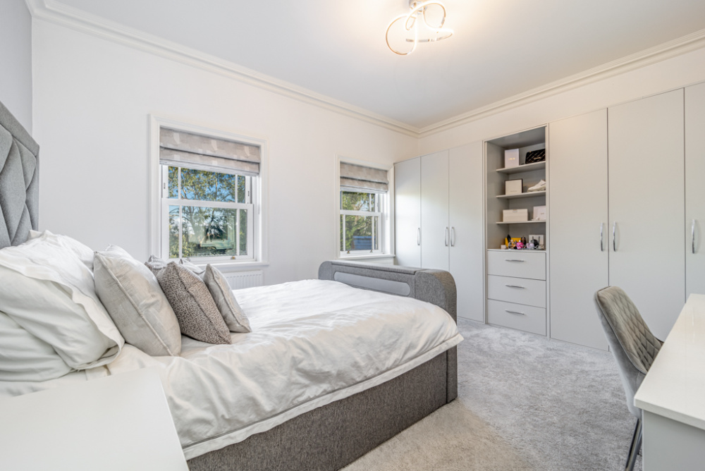 Superb Luxury Executive 5 Bedroomed House For Sale in Desirable