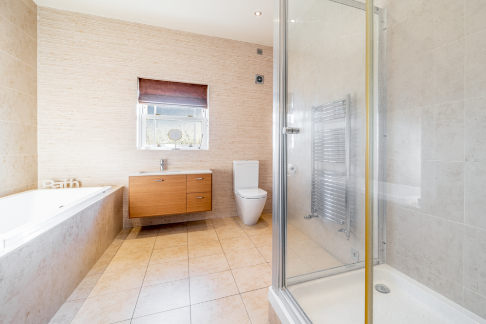 Superb Luxury Executive 5 Bedroomed House For Sale in Desirable