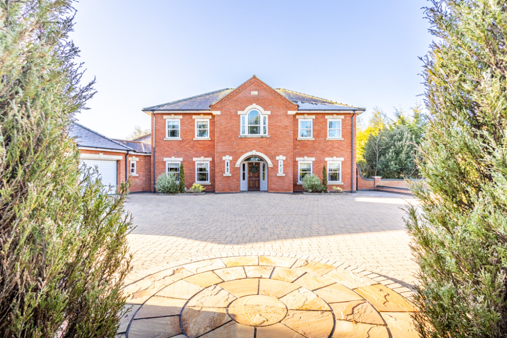 Superb Luxury Executive 5 Bedroomed House For Sale in Desirable